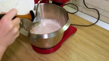 Karışık ürünler yumurta yağında kapanıyor.