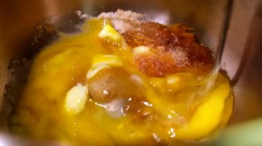 Karışık ürünler yumurta yağında kapanıyor.