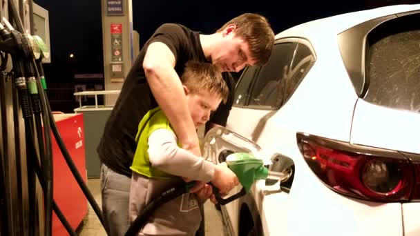 Father teach son how to fuel up the car — Stock video