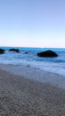 Dalgalı mavi deniz kayalık plaj