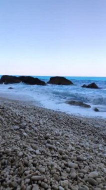 Dalgalı mavi deniz kayalık plaj