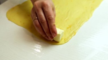 Kadın hamuru yağlıyor.