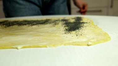 Hamurun üzerine haşhaş tohumu koymak