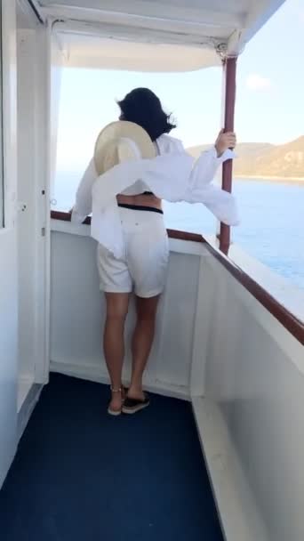 Жінка на круїзному човні насолоджується видом — стокове відео