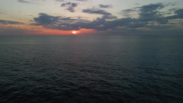 Maisema näkymä auringonlaskuun meren yläpuolella — kuvapankkivideo