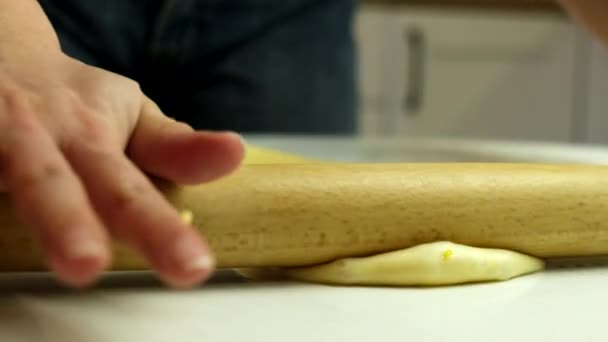 厨房桌上的滚针面团 — 图库视频影像