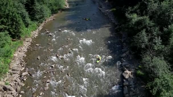 Люди рафтинг на гірській річці літо сонячний день — стокове відео