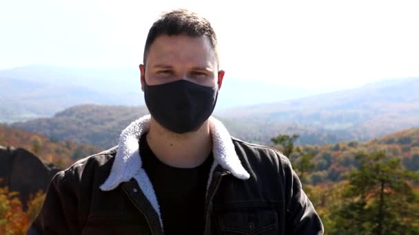 Hombres adultos se quita la máscara al aire libre libre de covid — Vídeos de Stock