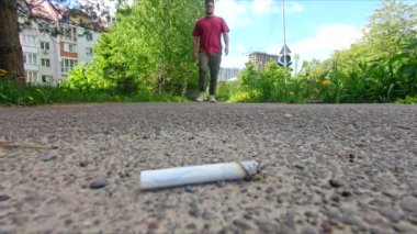 Ayağıyla sigara boğasını söndürdü.