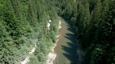 Dağ nehrinin havadan görünüşü. rafting ekstrem spor