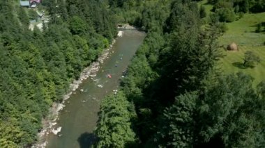 Dağ nehrinin havadan görünüşü. rafting ekstrem spor