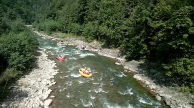 Dağ nehrinin havadan görünüşü. rafting ekstrem spor