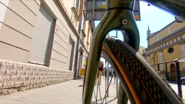 Vista de la rueda delantera de bicicleta — Vídeos de Stock