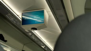 Polonya, Krakow - 29 Nisan 2022: trenin içindeki zaman çizelgesi monitörü