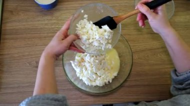 Ekşi peynirli ev yapımı mutfak kasesinde yemek pişirme manzarası