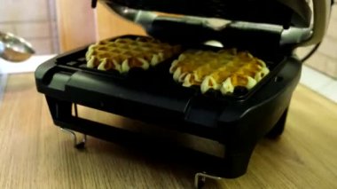 Mutfakta ev yapımı waffle pişirmek.