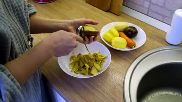 Clean potatoes with knife close up — Videoclip de stoc