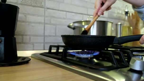 Cuisson à la maison cuisine domestique friture interférer carotte et oignon à la casserole — Video