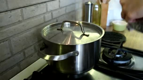Kvinna rör soppa med sked provsmakning för salt — Stockvideo
