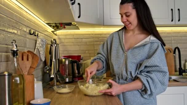 Vrouw mengen kaas in kom huishoudelijke keuken — Stockvideo