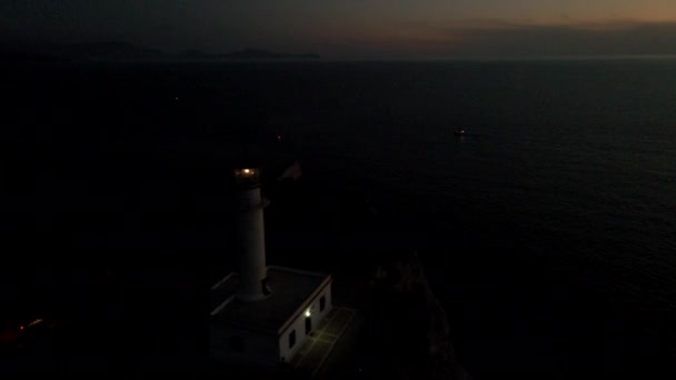 Soldaki deniz fenerinin günbatımındaki hava manzarası. — Stok video