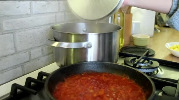 Zuppa di cottura in cucina domestica — Video Stock