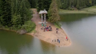 Turistler Ukrayna Karpatlar 'daki dağların keyfini çıkarıyorlar.