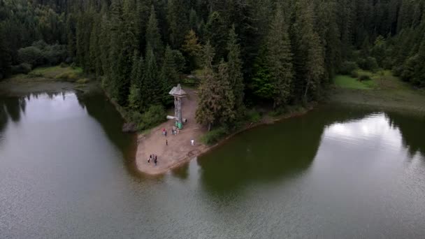 Senderistas lago synevyr hito en las montañas de los Cárpatos — Vídeo de stock