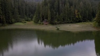 Turistler Ukrayna Karpatlar 'daki dağların keyfini çıkarıyorlar.