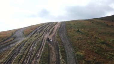 Patika dağlarının oradaki off-road aracının hava manzarası.
