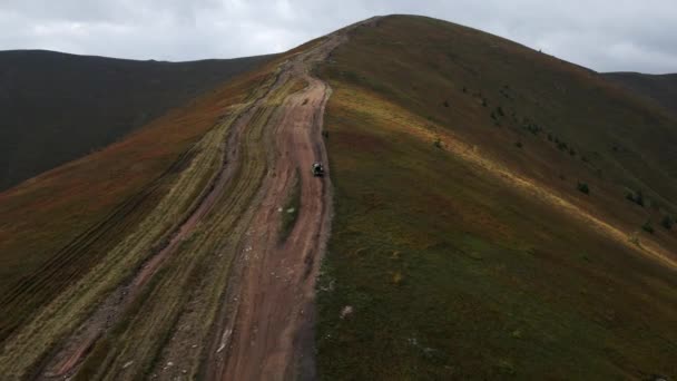 Aerial view of off road car at the trail mountains attraction — стоковое видео