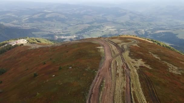 Vista aerea di fuoristrada al sentiero montagne attrazione — Video Stock