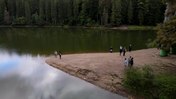 Senderistas lago synevyr hito en las montañas de los Cárpatos — Vídeos de Stock