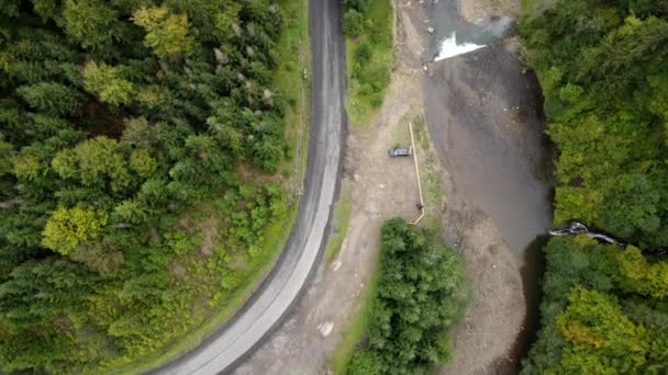 Vista aerea della strada nelle montagne carpatiche vicino al fiume — Video Stock