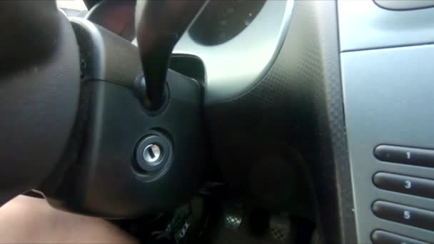 Ręcznie umieścić klucz samochodu w otworze, aby uruchomić silnik — Wideo stockowe