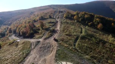 Karpatya dağlarının tepesine giden patika yolunun havadan görüntüsü.