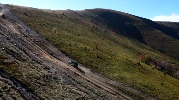 Vista aérea de la carretera de sendero en las montañas de los Cárpatos — Vídeo de stock