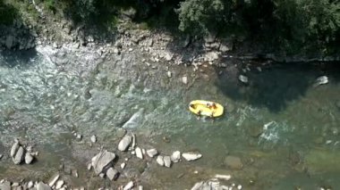 Dağ nehrinin havadan görünüşü. Rafting ekstrem spor. Tekne derede yüzüyor. Ukrayna Karpatı