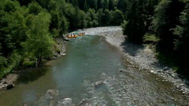 Dağ nehrinin havadan görünüşü. Rafting ekstrem spor. Tekne derede yüzüyor. Ukrayna Karpatı