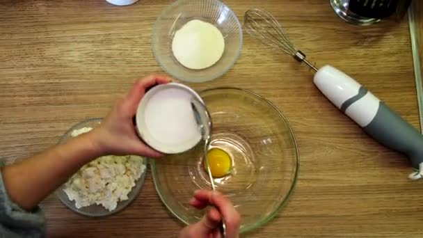Vista Aérea Cocinar Cuenco Cocina Nacional Con Huevos Queso Agrio — Vídeos de Stock