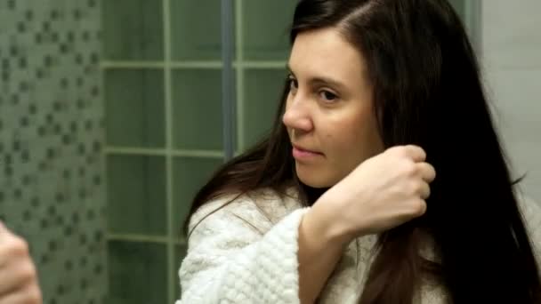 浴室里带吹风机的女人在镜子前 — 图库视频影像