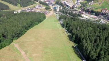 Yazın güneşli bir günde Buckovel Resort 'un genel görünümü