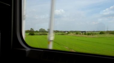 Trenin yan görüntüsü yeşil tarlalar mavi gökyüzü