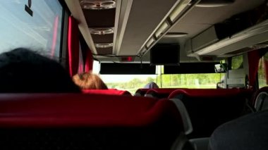 Otobüsteki yol gezisi içerideki görünüm kopya alanı