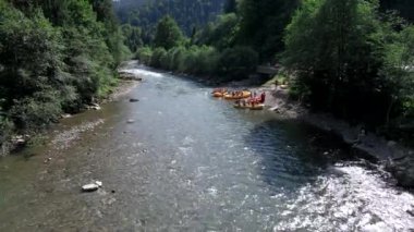 İnsanlar dağ nehrinde rafting yapıyorlar yaz güneşli bir gün Ukraynalı Karpatlar