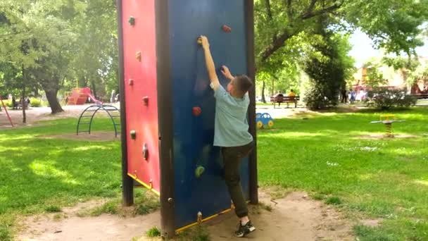 Маленький Хлопчик Сходження Міському Громадському Парку Розважається — стокове відео
