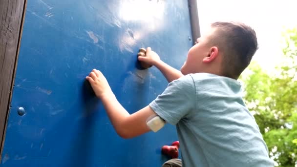 Niño Pequeño Escalando Parque Público Ciudad Divertirse — Vídeos de Stock