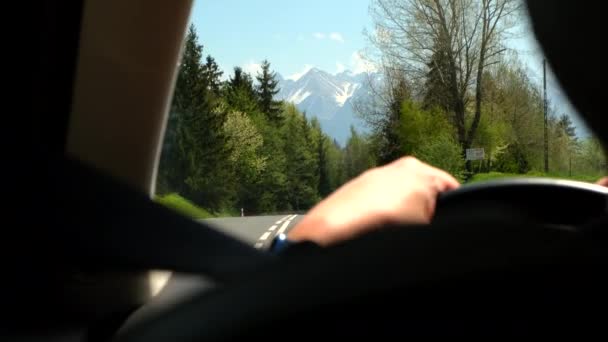 Köra Bil Vid Vägen Bergen Bakgrunden Polen Tatra — Stockvideo