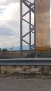 Yazın dağlardan geçen arabanın yan görüntüsü.