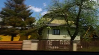 Araba binasının yan görüntüsü güneşli gün hızında.